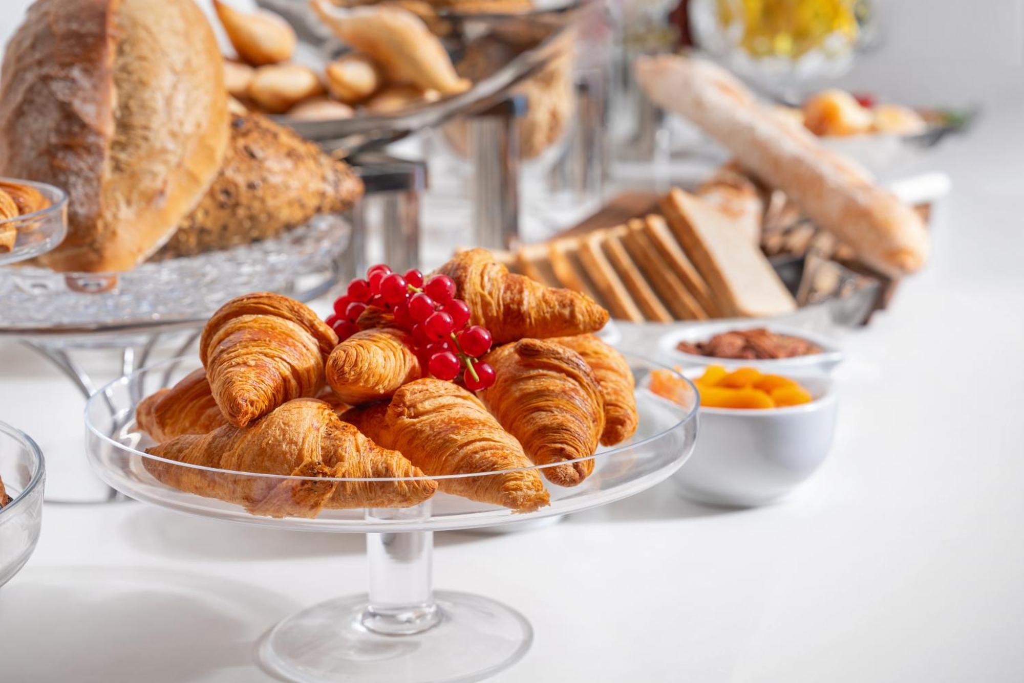Park Rotana Abu Dhabi Hotel Exterior photo Croissants