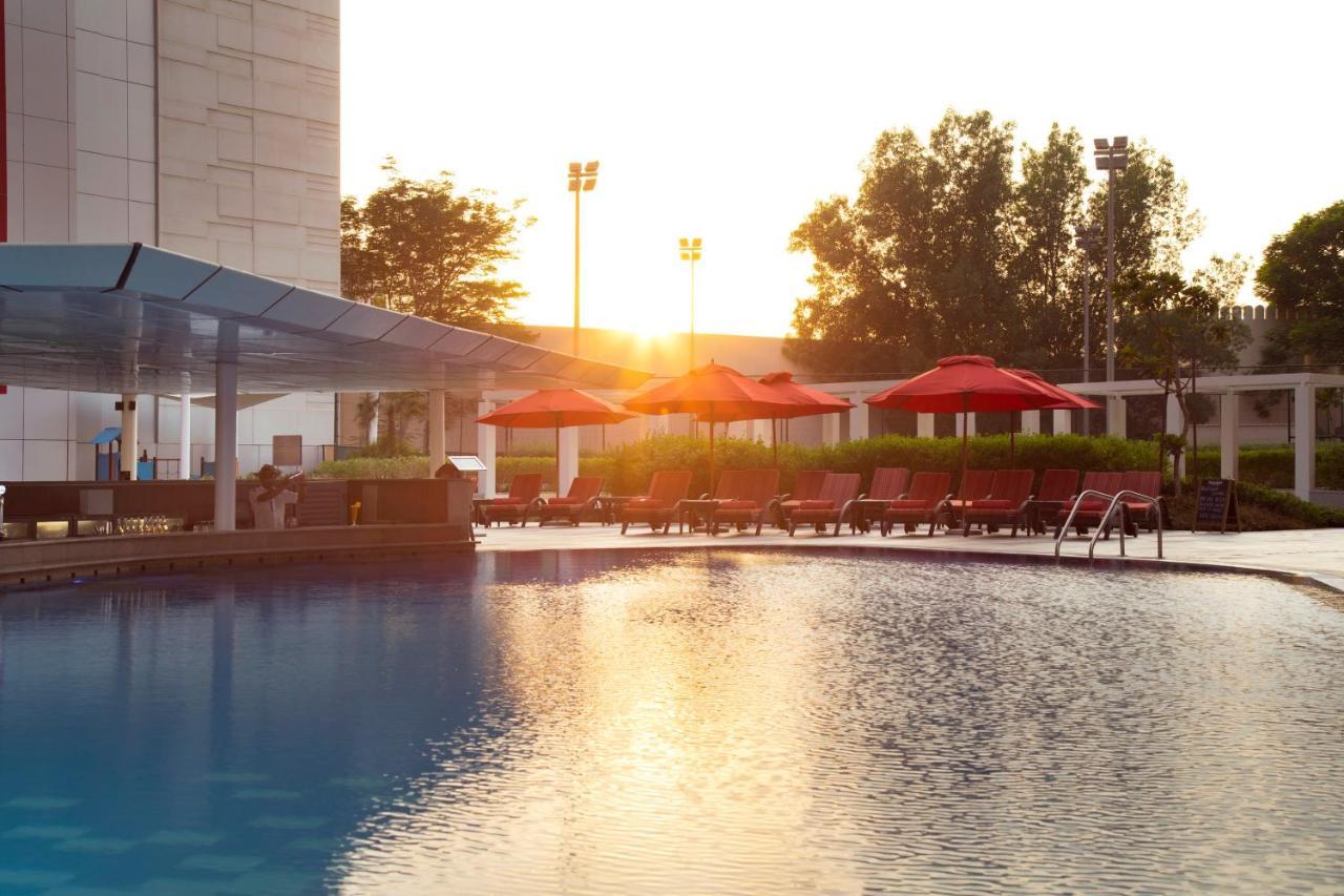 Park Rotana Abu Dhabi Hotel Exterior photo The pool at the hotel